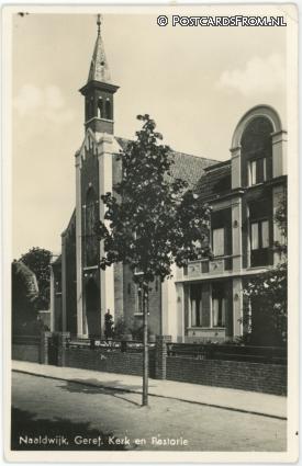 Naaldwijk, Geref. Kerk en Pastorie ansichtkaart: Naaldwijk, Geref. Kerk en Pastorie