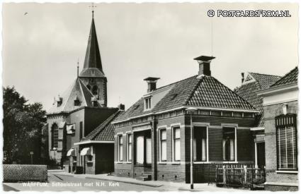 Warffum, Schoolstraat met N.H. Kerk ansichtkaart: Warffum, Schoolstraat met N.H. Kerk