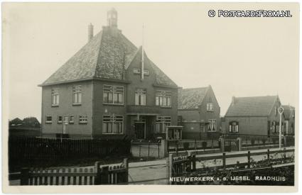 ansichtkaart: Nieuwerkerk ad IJssel, Raadhuis