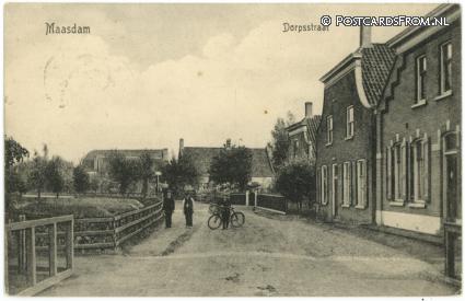 ansichtkaart: Maasdam, Dorpsstraat