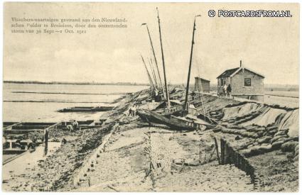 ansichtkaart: Bruinisse, Visschers gestrand Nieuwlandsche Polder door storm 30 Sept. 1911