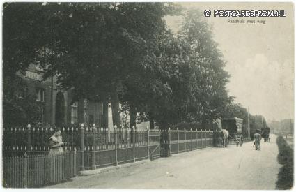 Zoeterwoude, Raadhuis met weg ansichtkaart: Zoeterwoude, Raadhuis met weg
