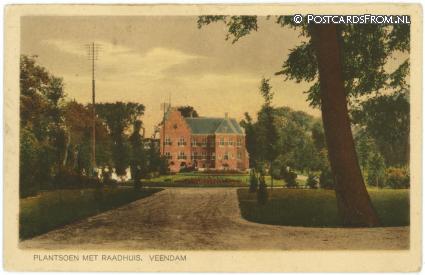ansichtkaart: Veendam, Plantsoen met Raadhuis