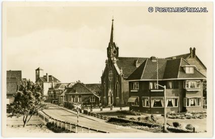 ansichtkaart: Uithuizermeeden, Geref. Kerk en Pastorie