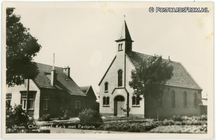 ansichtkaart: Ulrum, Chr. Geref. Kerk met Pastorie
