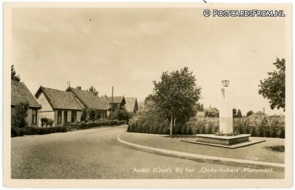 Andijk, Oost. Bij het 'Onderduikers'-Monument ansichtkaart: Andijk, Oost. Bij het 'Onderduikers'-Monument
