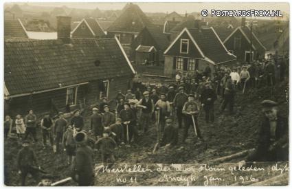 ansichtkaart: Andijk, Herstellen der door storm geleden dijk Jan. 1916