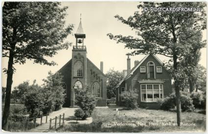 ansichtkaart: Veelerveen, Ned. Herv. Kerk en Pastorie
